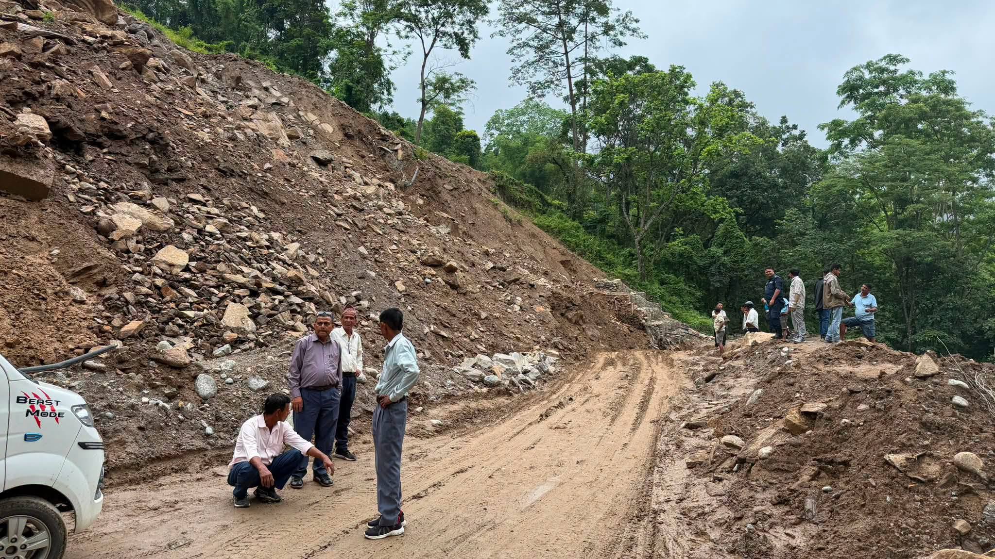 अविरल वर्षासँगै बाढीपहिरोको असर, बीपी र अरनिकोसहित मुख्य राजमार्ग अवरुद्ध