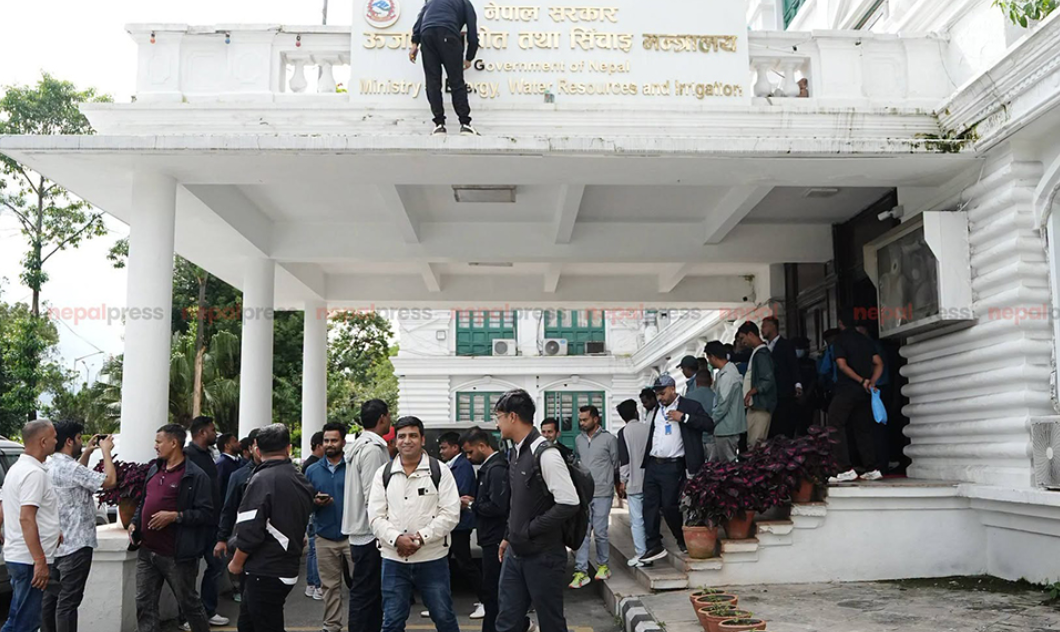 फाजिलमा परेका सव–इन्जिनियरहरूको ऊर्जा मन्त्रालयअगाडि आन्दोलन