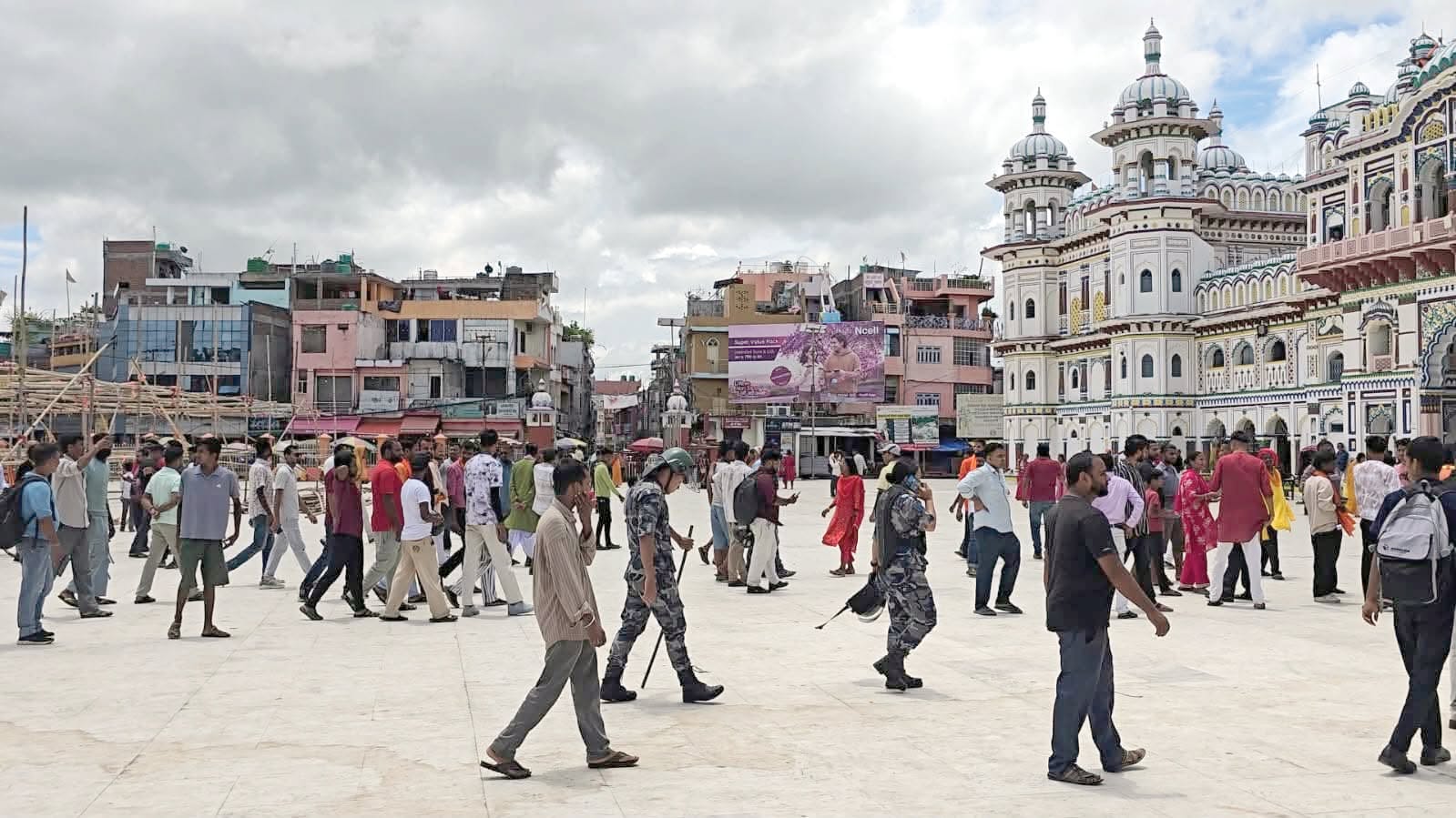 जनकपुरमा हर्क साम्पाङलाई स्वागत गर्न पुगेका कार्यकर्ता लखेटिए