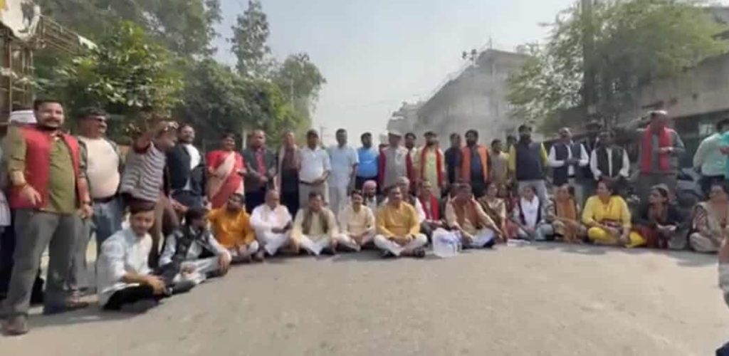 मधेश प्रदेश सभा अगाडि सात राजनीतिक दलका सांसदहरूको धर्ना