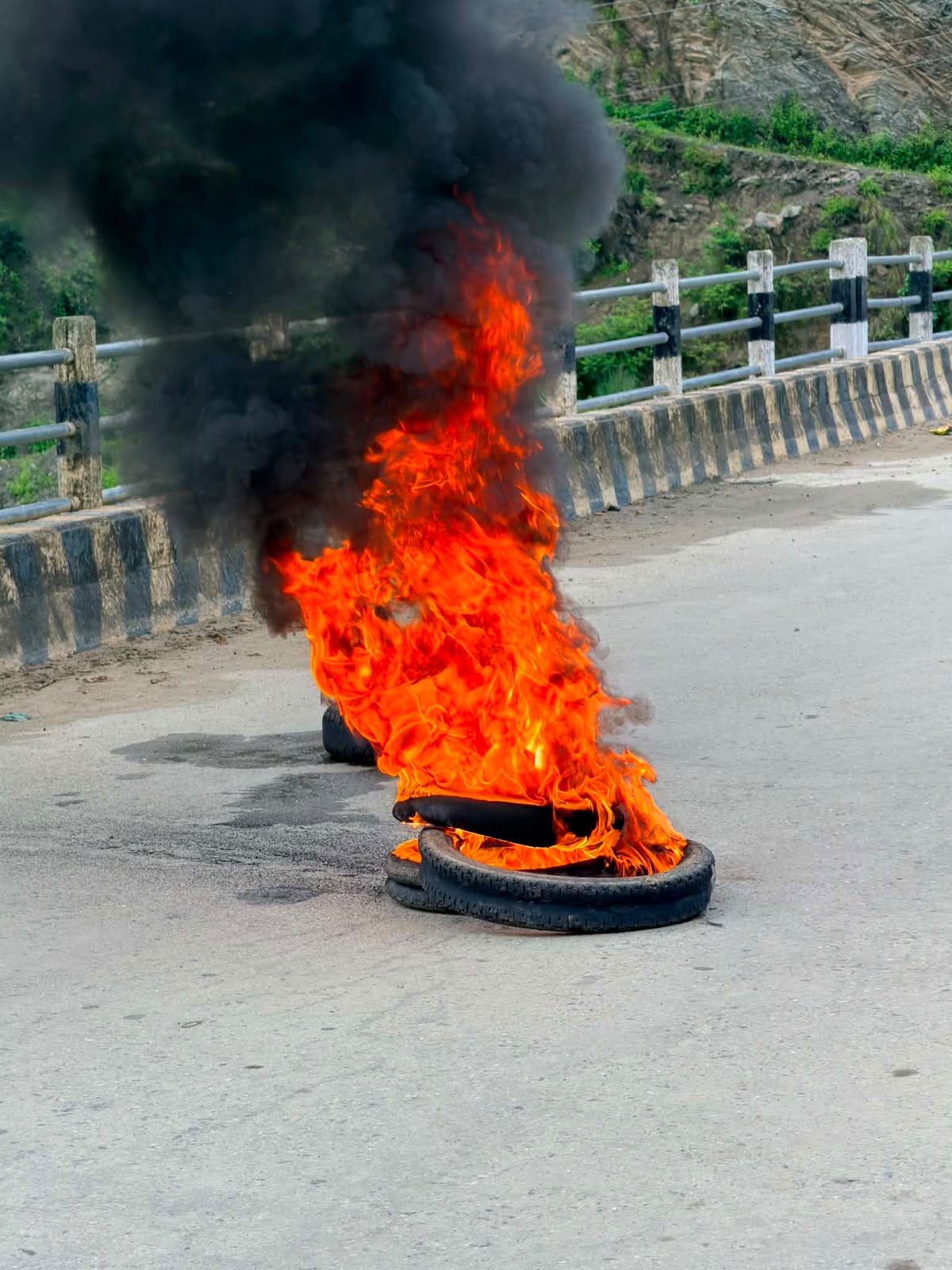 सुनकोशीमा बेपत्ता तीन जनाको खोजी जारी, मध्यपहाडी लोकमार्ग अवरुद्ध