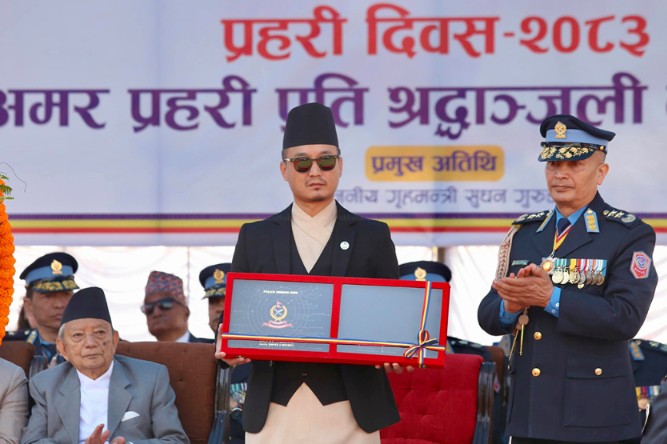 प्रहरी स्थापना दिवसमा एसपी जिसीलाई २५ हजार नगदसहित सम्मान