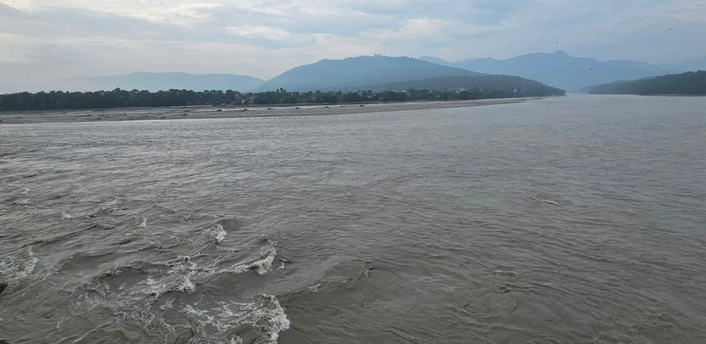 नारायणीमा खुट्टा धुने क्रममा आमा–छोरालाई बगायो, ११ वर्षीया छोरीको उद्धार