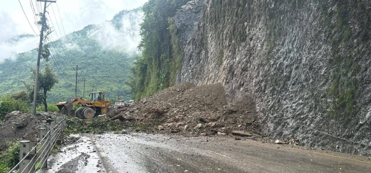 मुग्लिन–नारायणगढ सडकमा फेरि पहिरो, यातायात ठप्प