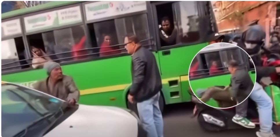 पैदलयात्रीलाई कुटेको भिडियो भाइरल बनेपछि प्रहरीले खोज्न थाल्यो कार चालक