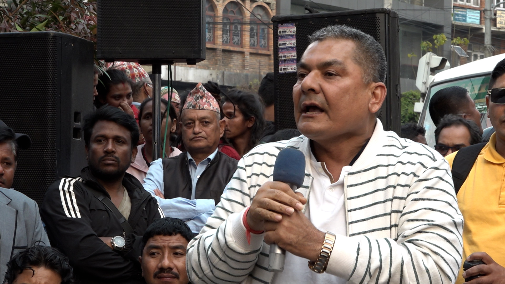 दुर्गा प्रसाईका आसेपासे पनि प्रहरी नियन्त्रणमा, भेट्न आएका ८ जना कार्यकर्ता समातिए