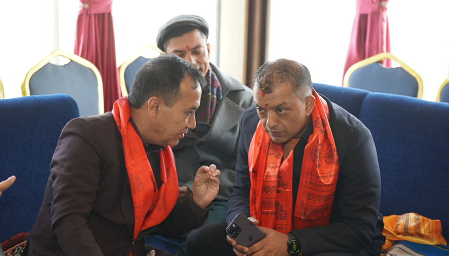 विशेष महाधिवेशनबाट नेतृत्व परिवर्तन भएको निर्णय अद्यावधिक गराउन  निर्बाचन आयोगमा गगन थापा