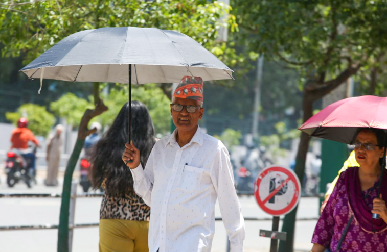 काठमाडौं उपत्यकामा गर्मी बढ्यो, छाता ओढेर हिँड्ने बढे