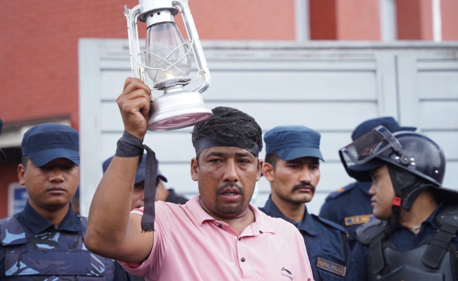 किशोर श्रेष्ठको रिहाइ माग्दै पत्रकार महासंघको प्रदर्शन, बोके लालटिन र कालोपट्टी