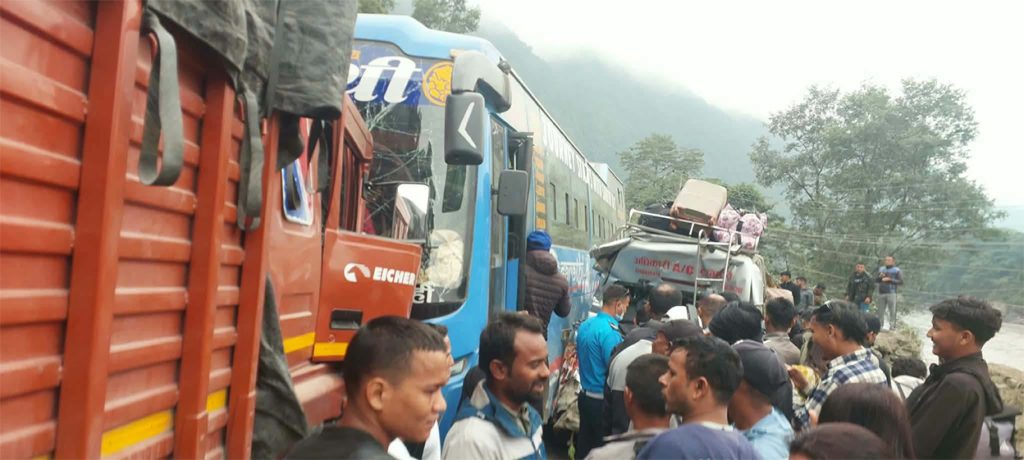 पृथ्वी राजमार्गमा तीन सवारीसाधन ठोक्किए, ११ जना घाइते