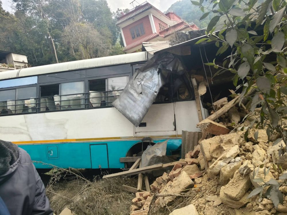 काठमाडौं तर्फ आउँदै गरेको बस साँखुमा दुर्घटना हुँदा २० जना भन्दा बढी घाइते
