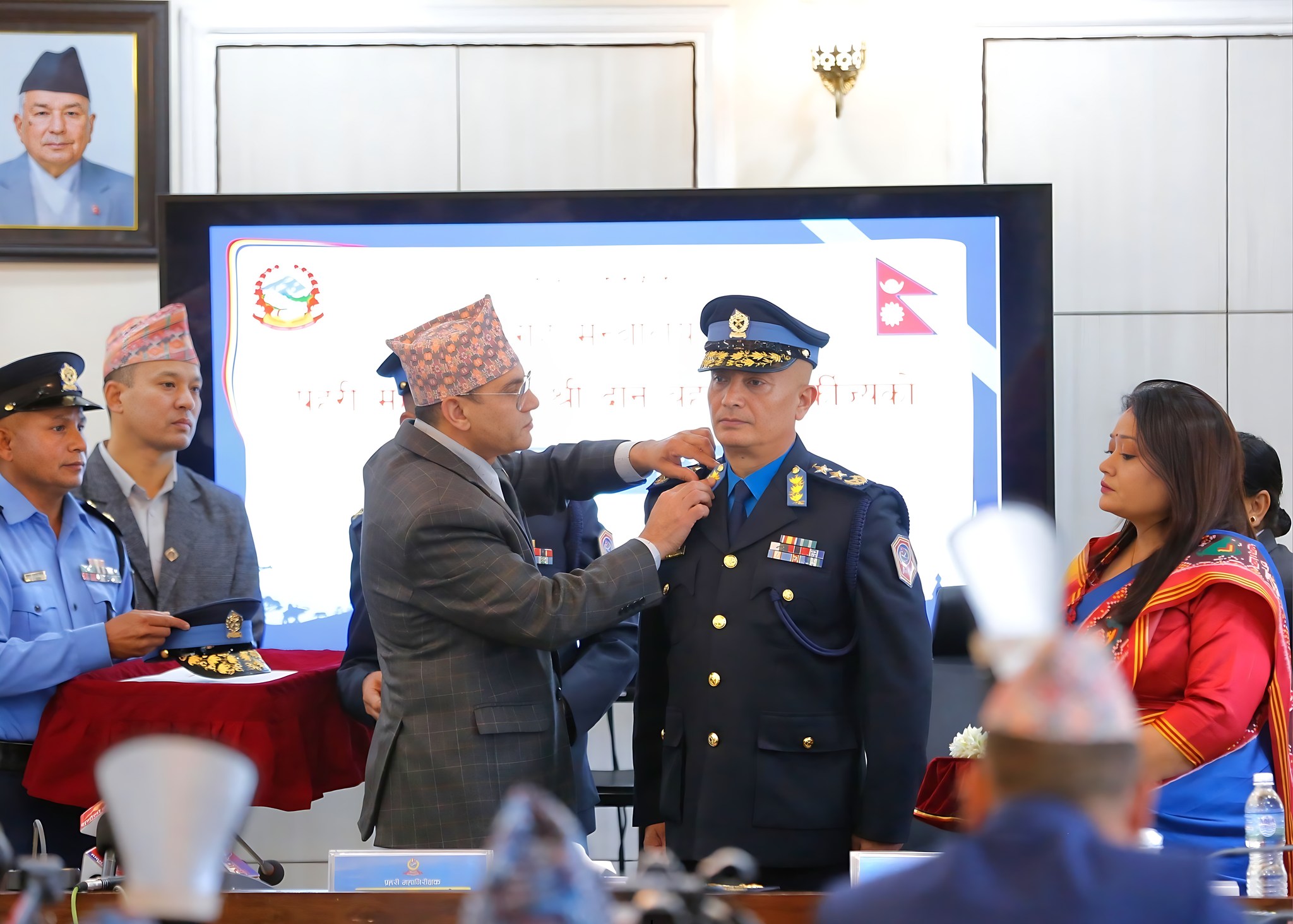 नवनियुक्त आईजीपी दानबहादुर कार्कीले लगाए दर्ज्यानी चिन्ह