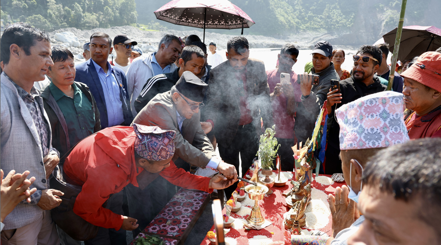 भोटेकोशी बाढीका मृतकको सम्झनामा आयोजित घेवामा सहभागी भए प्रचण्ड