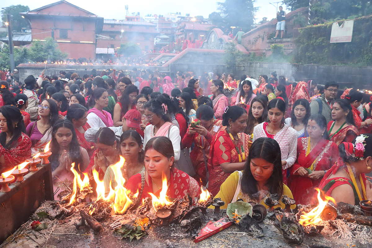 बिहानैदेखि पशुपतिनाथमा तीजको रौनक, व्रतालुको घुइँचो