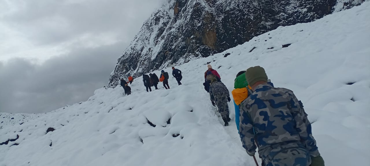 अन्नपूर्ण बेसक्याम्पबाट जोखिममा परेका सशस्त्र प्रहरीद्वारा १६२ जनाको उद्धार