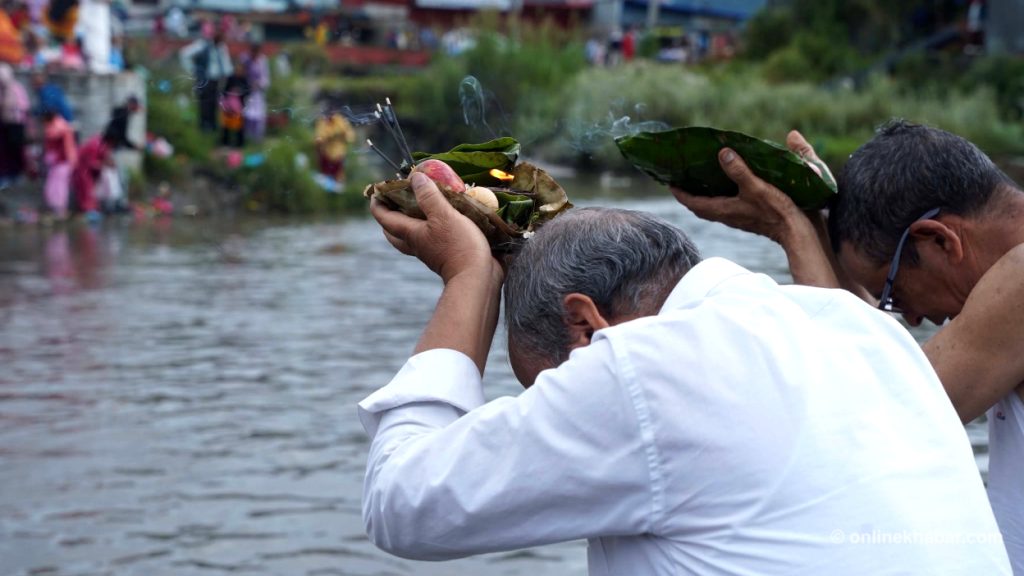 आज कुशे औँसी : बुवाको त्याग सम्झिने दिन, जीवितलाई सम्मान र दिवंगतलाई श्रद्धाञ्जली